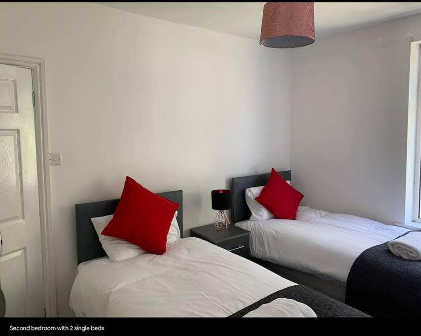 Wv1 Budget Contractor Stays- 5 Beds - Discounts Ok ウォルヴァーハンプトン エクステリア 写真